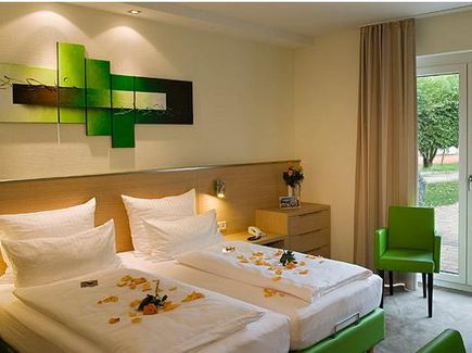 Ein komfortables Hotelzimmer mit Doppelbett