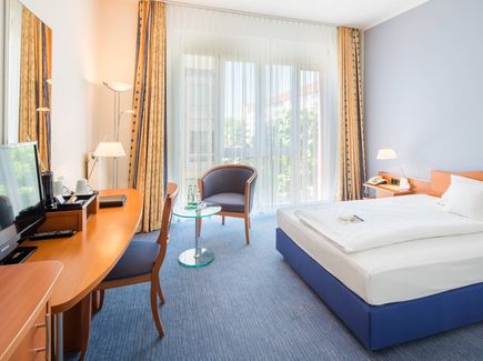 Stilvoll eingerichtetes Hotelzimmer 