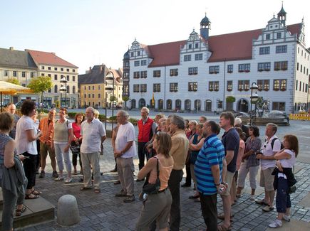 Gruppe versammelt sich und lauscht den Ausführungen der Stadtführerin