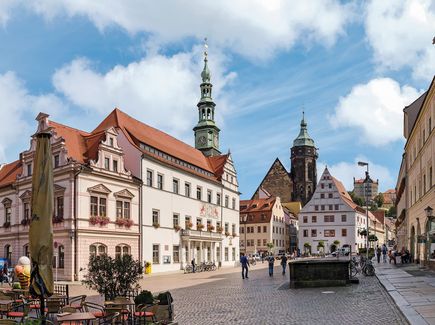 Der Marktplatz von Pirna mit Rathaus, Marienkirche und Canalettohaus