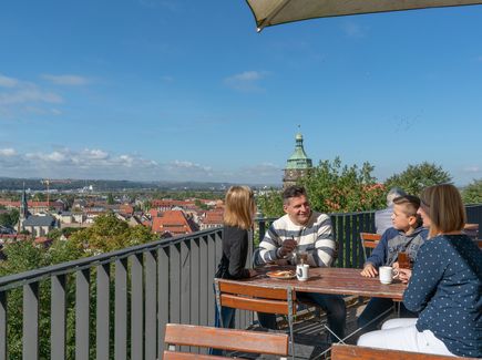 Eine Familie speist in einem Restaurant und hat einen wunderschönen Ausblick.