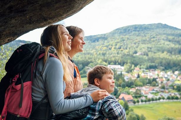 Familie wandert in Oybin 