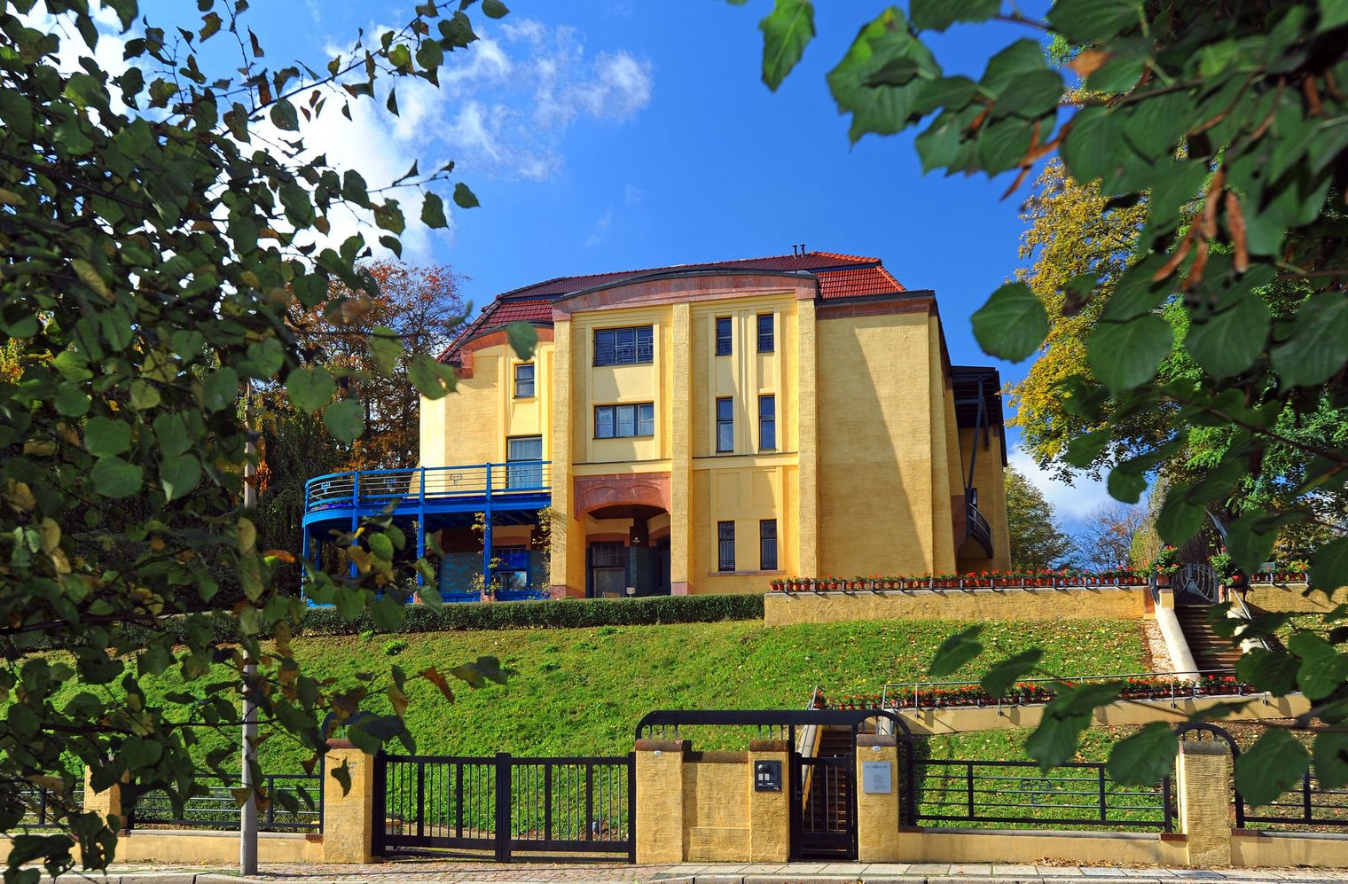 Villa Esche Außenansicht Villa Esche Außenansicht mit Garten