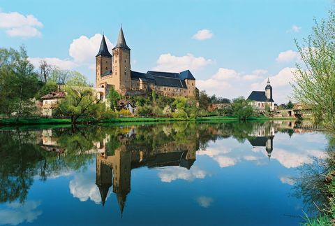 Blick auf das Schloss Rochlitz mit einem Teich im Vordergrund