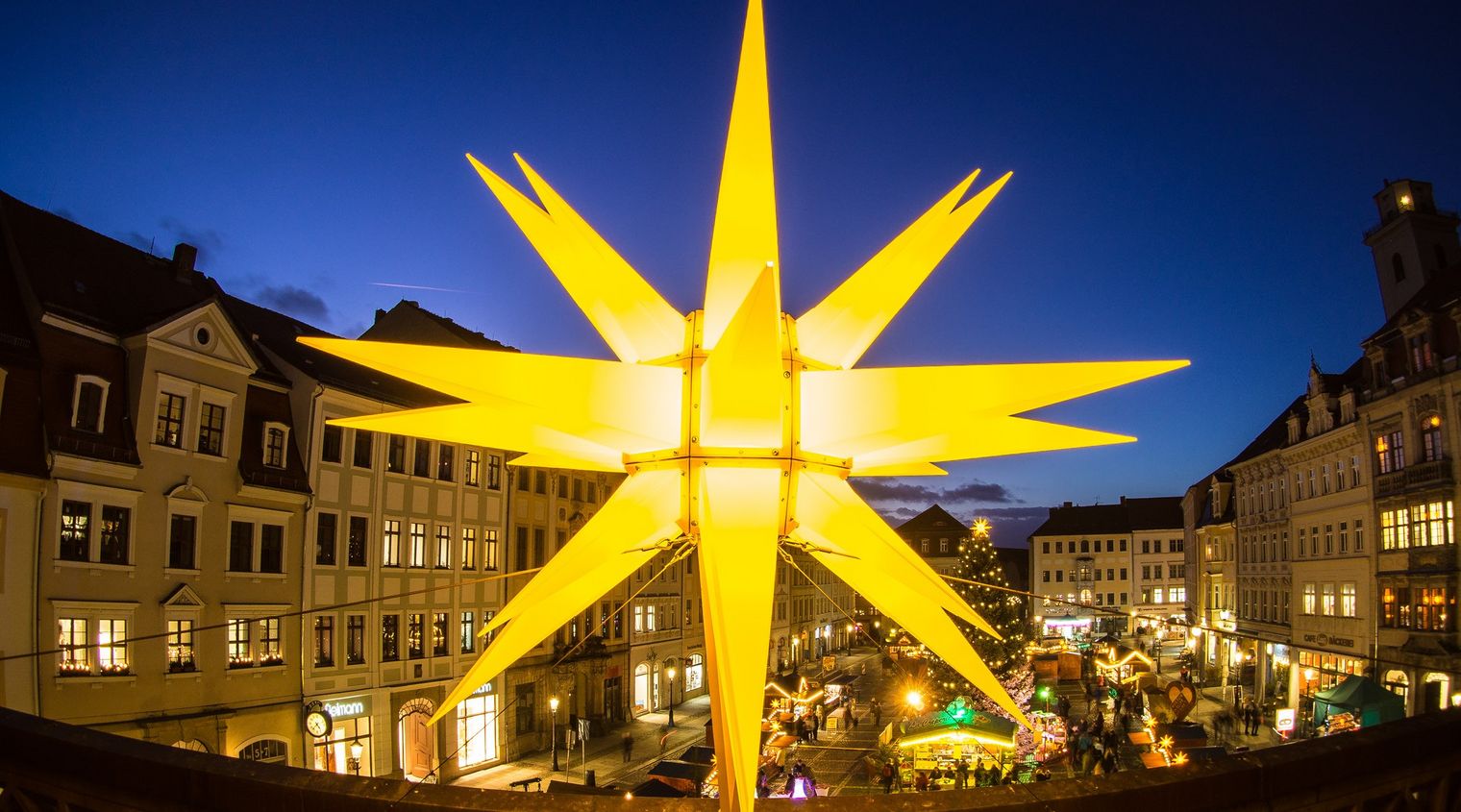 Herrnhuter Stern auf dem Weihnachtsmarkt in Zittau