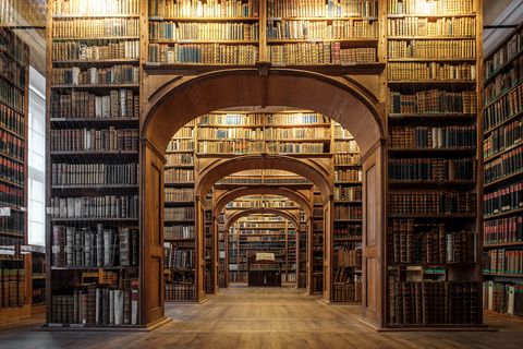 Eine große Bibliothek ist Teil des Kulturhistorischen Museums in Görlitz. Ein bogenförmiger Durchgang führt hindurch.
