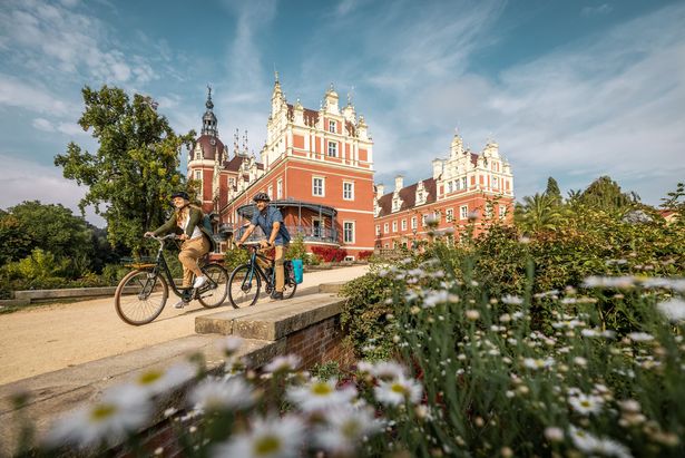 Oder-Neiße Radweg entlang des UNESCO-Welterbe Muskauer Park