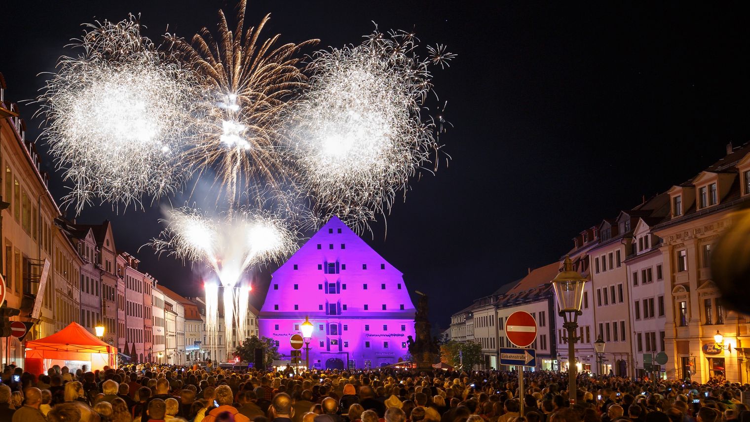 Beim Mittelalter Festival Spectaculum in Zittau können Besucher ein Feuerwerk bestaunen.