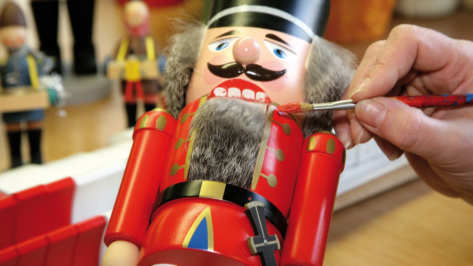 Bemalen von Nussknackern in Seiffen // Painting nutcracker in Seiffen