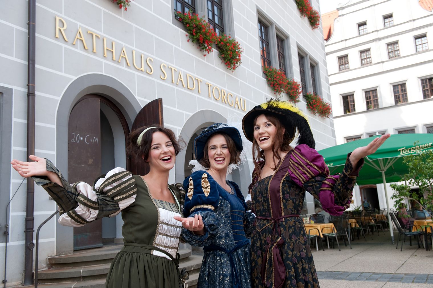 Renaissance-Damen vor dem Rathaus Torgau