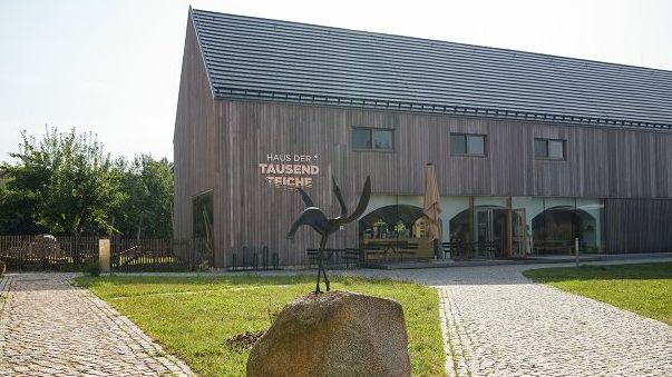 Außenansicht des Erlebniszentrums Haus der Tausend Teiche