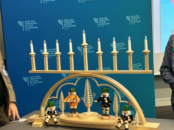 Jahr der jüdischen Kultur in Sachsen Jahr der jüdischen Kultur in Sachsen, Chanukka-Leuchter