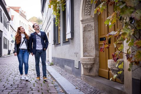 Paar spaziert in Altstadtgasse in Meißen im Herbst / Couple walking in an old town alley in Meißen in autumn