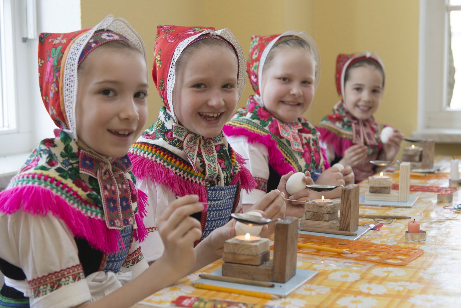 Vier Sorbische Kinder dekorieren Ostereier