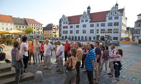 Gruppe versammelt sich und lauscht den Ausführungen der Stadtführerin
