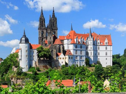 Blick auf die Albrechtsburg und den Dom an einem schönen Sommertag mit blauem Himmel