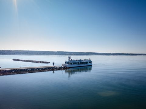 Ein Schiff legt am Anleger des Störmthaler Sees an.