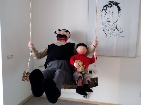 Vater und Sohn sind die bekanntesten Figuren von Erich Ohser alias e.o. plauen und sitzen hier gemeinsam auf einer Schaukel