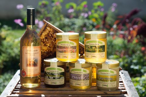 Verschiedene Honigprodukte von der Imkerei Woitaß aus Zabeltitz stehen auf einem Tisch