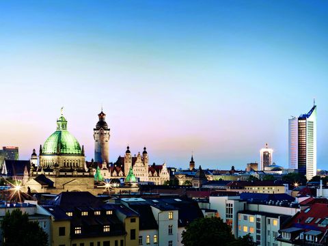 Panoramablick auf Leipzig bei Nacht