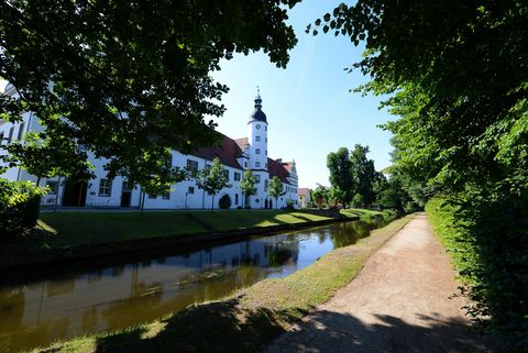 Das weiße alte Schloss von Zabeltitz steht in der Nähe der Röder. 