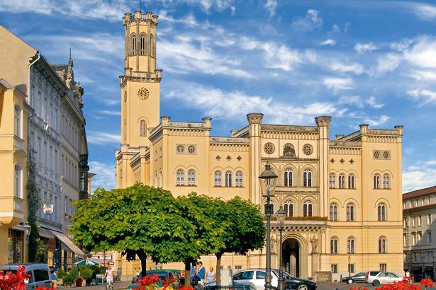 Das Rathaus von Zittau mit seinen flachen Dächern und dem Rathausturm steht in der Innenstadt. 