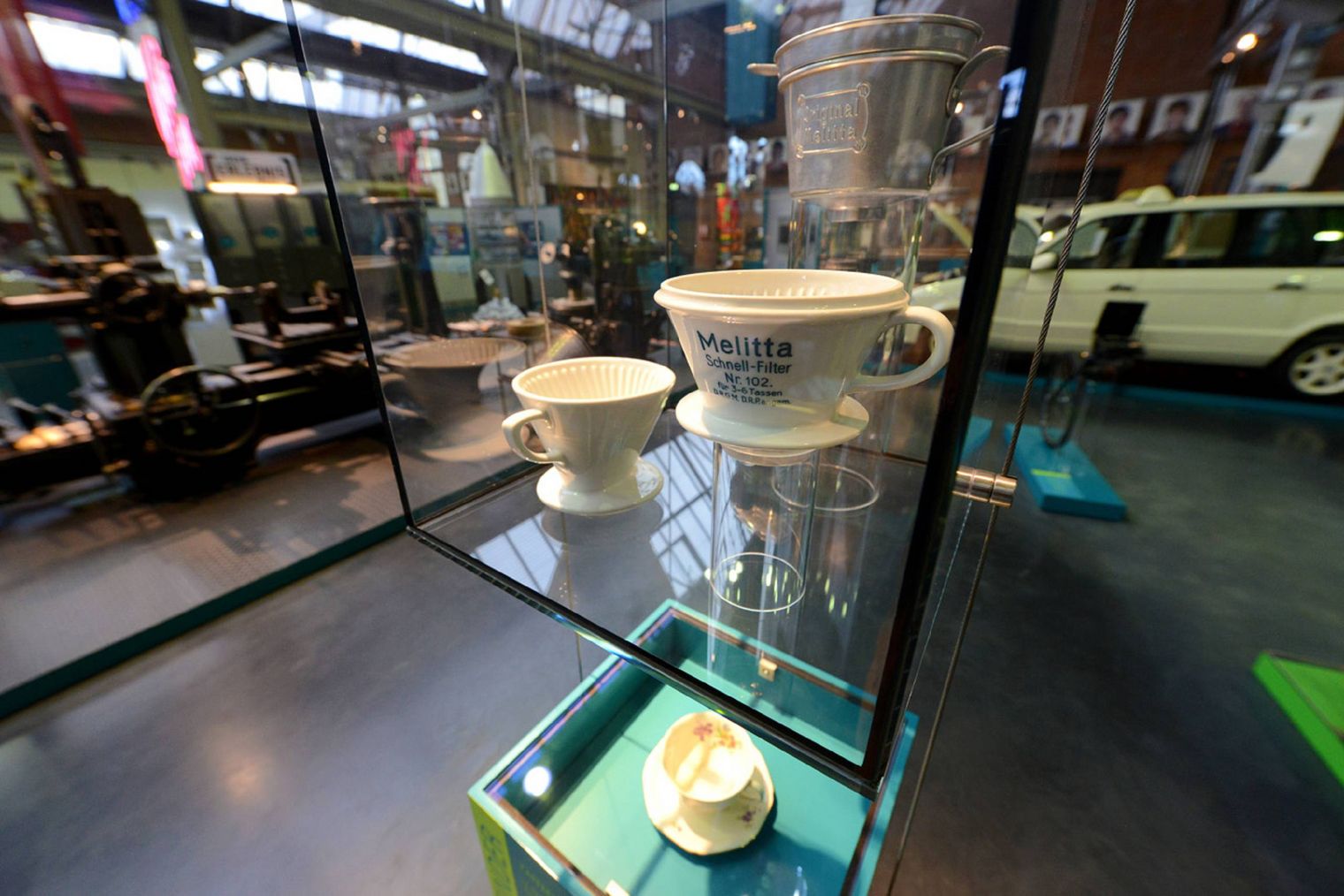 Vitrine mit Schnell-Filtern von Melitta