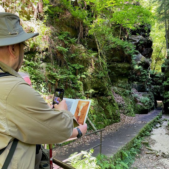 Ein Wanderer mit einem Gemälde von Caspar David Friedrich in der sächsischen Schweiz