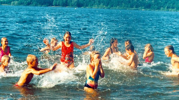 Plantschende Kinder im Knappensee im Lausitzer Seenland 