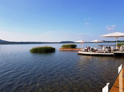 Terrasse am See mit wundervollerm Ausblick über das Wasser