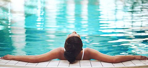 Eine Frau entspannt sich im Whirlpool