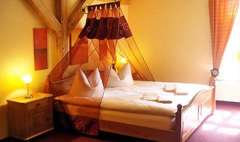 Gemütlich eingerichtetes Hotelzimmer mit Doppelbett
