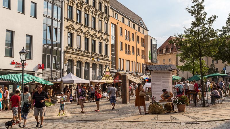 Menschen auf dem Kornmarkt in Zwickau