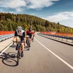 Radfahrer auf Stoneman Miriquidi Road. Im Hintergrund ist Natur mit Wald zu sehen.