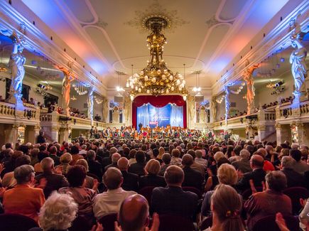 Terrassensaal im Jugenstil mit einem Pianisten auf der Bühne