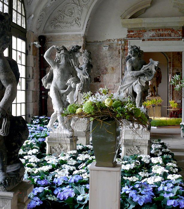 Statuen in einer Gartenausstellung