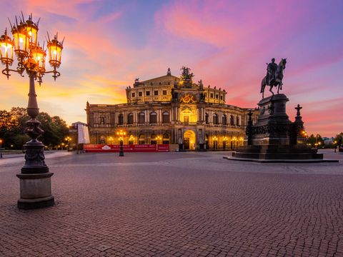 Kulisse Semperoper Dresden bei Sonnenuntergang