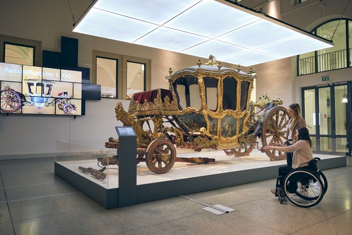 Barrierefreier Besuch im Verkehrsmuseum Dresden mit zwei jungen Frauen, eine davon im Rollstuhl.