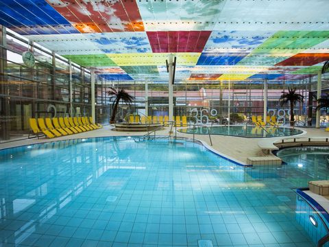 Schwimmbad in Bad Elster mit Liegestühlen um das Wasserbecken.