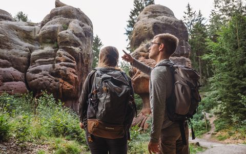 Familie beim Wandern im Zittauer Gebirge.