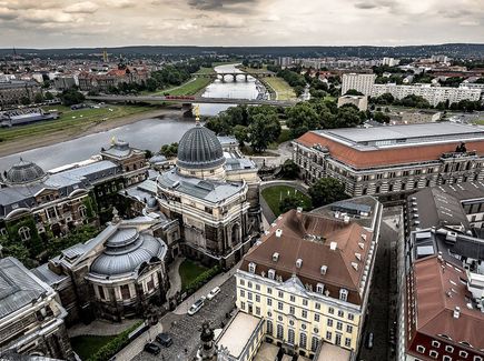 Blick von leicht oben auf die Dresdner Altstadt und die Elbe