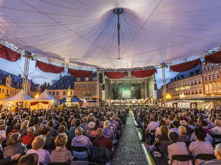 Konzert auf einer Bühne in der Altstadt mit vielen Zuschauern