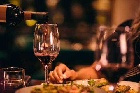 Abendessen mit einem Glas Wein