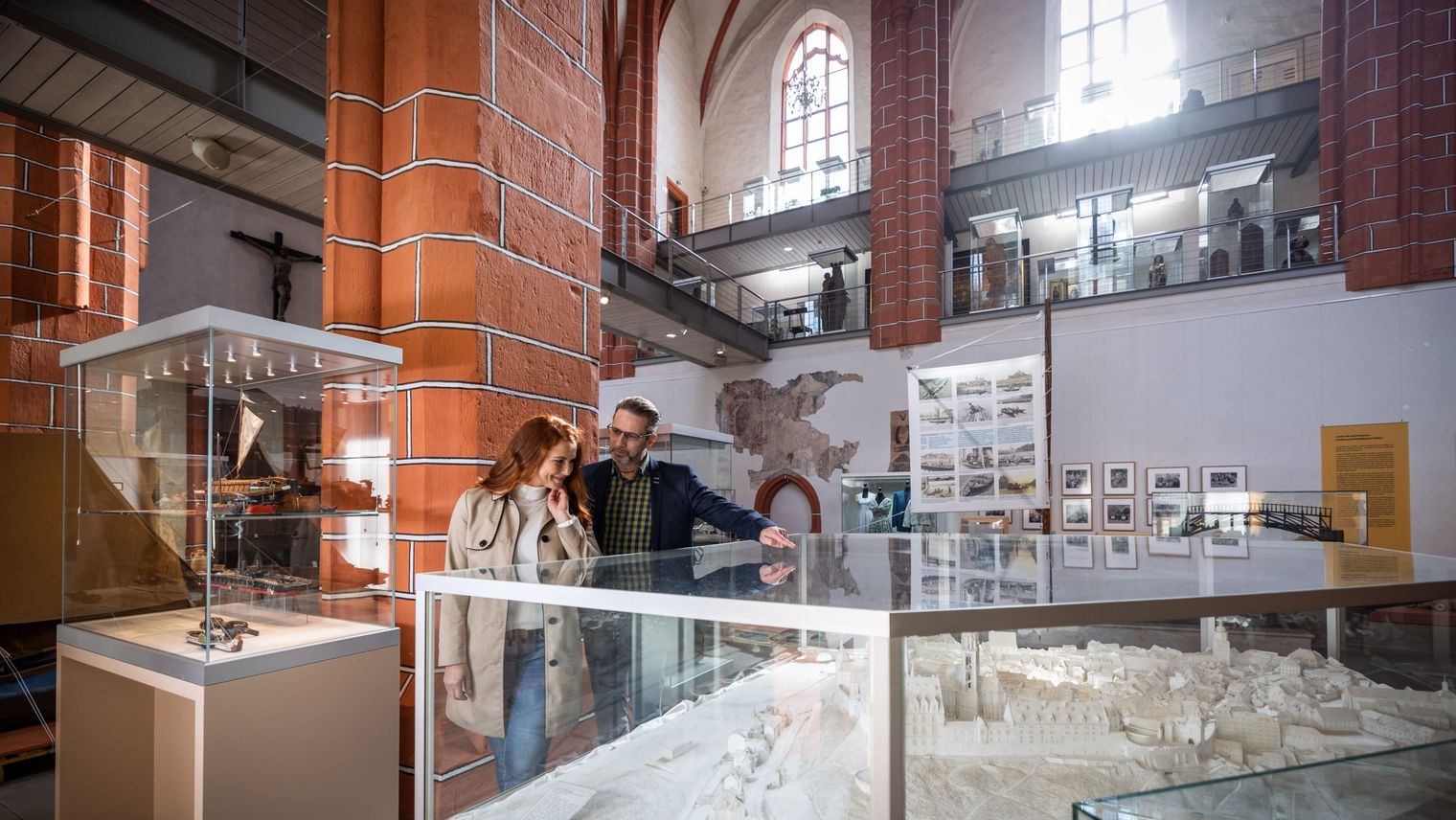 Verliebtes Paar im Stadtmuseum Meißen / Couple in love at the Meißen City Museum