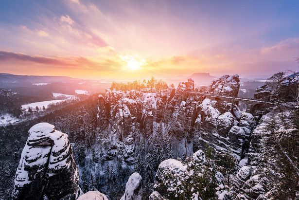 Sonnenausgang über der verschneiten Sächsischen Schweiz
