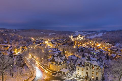 Der hell erleuchtete Schwarzenberger Weihnachtsmarkt in der Dämmerung.